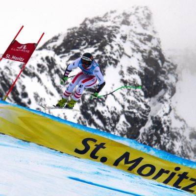 Österrikes Vincent Kriechmayr bjuder på en fint hopp unders störtloppsträningen i St. Moritz.