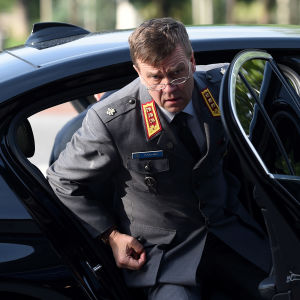 Försvarsministeriets nya kanslichef Esa Pulkkinen stiger ur en bil. 