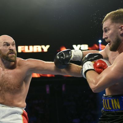 Tyson Fury lyö, Otto Wallin puolustaa.