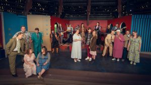 Festscen ur pjäsen Babyface. Hela sommarpjäsens ensemble på scenen.