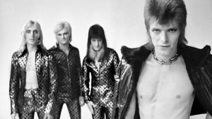 David Bowie ja The Spiders from Mars poseeraa 70-luvun alun arkistokuvassa. Kuva Mick Ronson -dokumentista Beside Bowie.