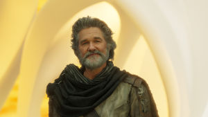 Pappa kom hem - för vi längtar efter dig? Kurt Russell förmår lysa upp vilken film som helst. Kurt Russell poserar som främlingen Ego.
