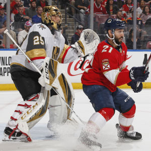 Vincent Trocheck försöker skymma Marc-André Fleury. Vincent Trocheck försöker skymma Marc-André Fleury.
