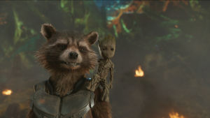 He ain´t heavy, he´s my brother. Alternativt: What did the fox say? Räven Rocket med Baby Groot på axeln.