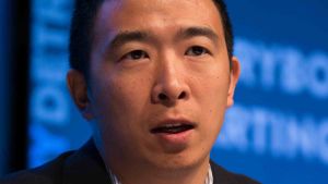 Andrew Yang. Entreprenören Andrew Yang i mörk kostym talar och viftar med handen.