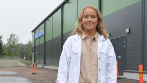Moa Wasström från Sjundeå IF:s damlag i handboll tror att söndagens match mot BK-46 blir spännande och tuff. Moa Wasström vid Folksam arenan i Sjundeå