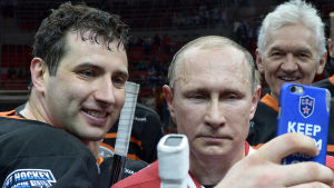 Roman Rotenberg, Gennadi Timtshenko ja Vladimir Putin ottavat itsestään selfie-kuvaa.