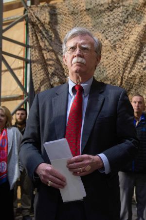 John Bolton under president Trumps besök i Irak. John Bolton med militär i Irak