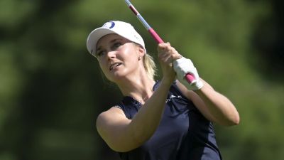Sanna Nuutinen spelar golf i Tokyo.