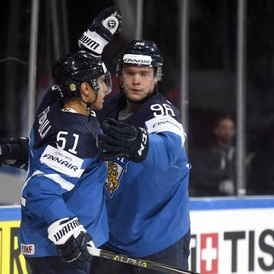 Valtteri Filppula ja Mikko Rantanen juhlivat Tshekkiä vastaan.