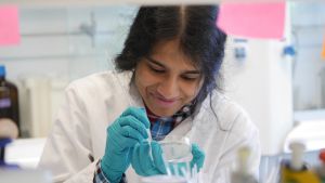 iGem-tiimiläinen Tamannae Alam laboratoriossa. Opiskelija bakteeriviljelyn parissa laboratoriossa.