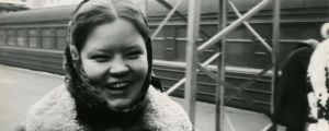 Rimski-Korsakovin opiskelija Elina Saksala talvisella juna-asemalla. Pianisti Elina Saksala talvisella juna-asemalla.
