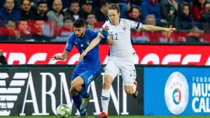 Lassi Lappalainen gjorde ett inhopp mot Italien. Lassi Lappalainen i närkamp med Italiens Cristiano Piccini.