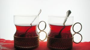 I år har vi druckit mindre glögg än vanligt. Det är som med glass och sommaren men tvärtom: Kyla och snö gör så vi blir sugna på en mugg ångande varm glögg. Två glas med glögg i