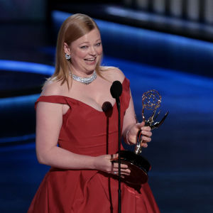 Sarah Snook pitää kädessään Emmy-palkintoa ja nauraa.