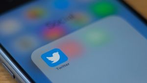 Twitter är ett populärt forum för nättroll. Twitters logo syns på en mobilskärm
