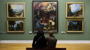 Holger Wickström drömmer om att besöka Louvren i Paris. Två barn på Museet Louvren i Paris.