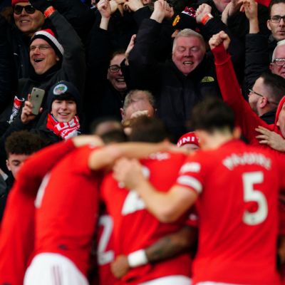 Manchester United-spelare firar i klunga framför glad publik.