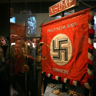 naziflagga på utställning