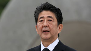 Den konservativa premiärministern Shinzo Abe som höll ett tal vid minnesstunden fick hård kritik för sin vägran att underteckna avtal om kärnvapenförbud. Den konservativa premiärministern Shinzo Abe som höll ett tal vid minnesstunden fick hård kritik för sin vägran att underteckna avtal om kärnvapenförbud.