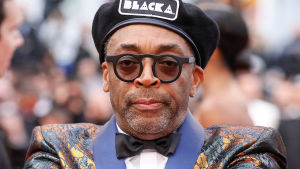 Spike Lee hade de bekanta ringarna på sig när BlacKkKlansman visades i Cannes. Filmregissören Spike Lee på visningen av sin film BlackKkKlansman vid filmfestivalen i Cannes.