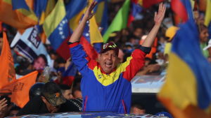 Henri Falcón har lovat att rädda Venezuela från diktatur, men få tror att han har realistiska chanser i valet. Oppositionspolitikern Henri Falcon bland anhängare inför presidentvalet 2018.