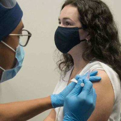 Kvinna injiceras med Modernas coronavaccin i försökssyfte i augusti 2020 i Michigan, USA. 