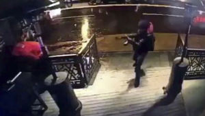 Bild från nattklubbens övervakningskamera visar då gärningsmannen stormade in på nattklubben Bild från videomaterial visar misstänkt gärningsman i nattklubb i Istanbul, Turkiet.