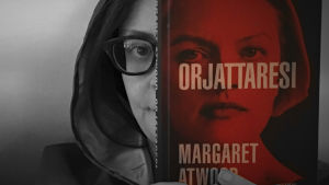 Kaisa Pulakka pitää Margaret Atwoodin teosta Orjattaresi puoliksi kasvojen päällä