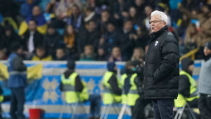 Hasse Backes finländska förlorarstämpel går inte att sudda ut. Hasse Backe står och ser på Finland spela mot Ukraina.