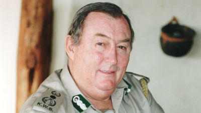 Man i kortärmad kragskjorta.  Paleontologen och naturskyddaren Richard Leakey fotograferad år 1999. 