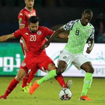 Nigerias Odion Ighalo och Tunisiens Ghaylen Chaalali i bronsmatchen i Afrikanska mästerskapen i fotboll.