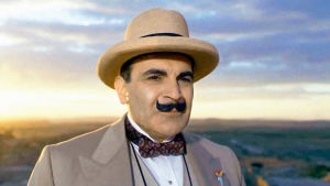 Hercule Poirot: Murha Mesopotamiassa Hercule Poirot seisoo ilta-auringossa mietteliäänä olkihattu päässään.
