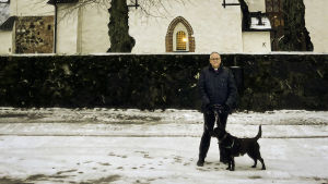 Biskop Bo-Göran Åstrand tillsammans med hunden Doris. Man tillsammans med hund