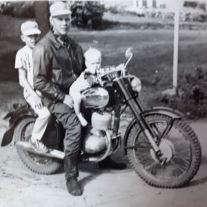 Ari Numminen isän ja isoveljen kanssa Jawan kyydissä 1959 tai 1960.