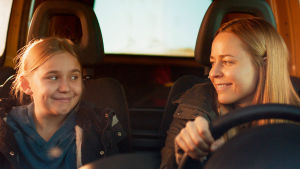 Linnea Skog och Paula Vesala spelade huvudrollerna i Den lilla sparven. Tyttö nimeltä Varpu -elokuvan henkilöt Varpu (Linnea Skog) ja Siru (Paula Vesala) henkilöauton etupenkillä.