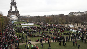 Under klimatmötet i Paris 2015 demonstrerade många till förmån för klimatet. Demonstration under klimatmötet i Paris 2015.