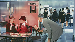 Playtime. Jacques Tati eli monsieur Hulot modernissa ympäristössä. Kuva elokuvasta Playtime (1967).