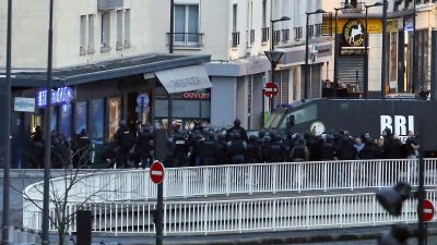 Fransk specialstyrka stormar den butik i Paris där ett gisslandrama pågick efter två dagar efter massakern på Charlie Hebdo.
