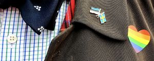 Anders Hedmans rock. Den i Estland bosatta svenska moderatpolitikern Anders Hedmans rock med ett Estland-Sverige-pin, ett hjärta i regnbågsfärger och Moderaternas logo.
