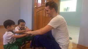 Perttu Pölönen toimii Myanmarissa koulutuksen kehittäjänä. Perttu Pölönen Myanmarissa koulutuksen kehittäjänä.