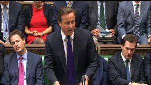 Också David Cameron styrde utan egen majoritet för Tories. Men han hade erfarenhet, ett enat parti och en stabil koalition bakom sig. David Cameron på extrainkallad parlamentssession om kravallerna i Storbritannien