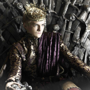 Joffrey Baratheon (Jack Gleeson) rautavaltaistuimella.