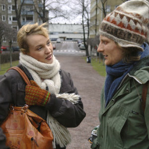 Kotikadun Ninni Luotola (Nelly Hristova) ja pullopoika (Tuukka Vasama) keskustelevat ulkona.