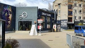 Många uppstartsbolag har också sina kontor i de trendigare och mer centralt belägna stadsdelarna som Telliskivi (på bilden) och Rotermanni. I stadsdelen Telliskivi i Tallinn är det tomt på gatorna på grund av coronakrisen.