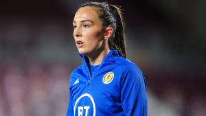 Caroline Weir. Caroline Weir värmer upp i landslaget.