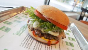 En sådan här ingår inte i menyn på Ask. Eller möjligen i miniatyrformat i så fall. Hamburgare vid snabbmatsrestaurangen Friends & Brgrs.