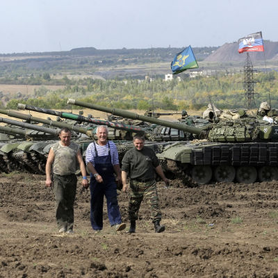 Militär träning nära Torez i Ukraina.