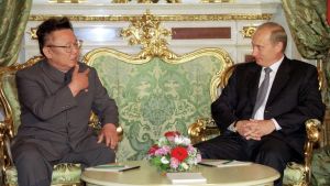 Kim Jong-Il och Vladimir Putin under deras möte i Kreml den 4 augusti 2001. Kim Jong-Il och Vladimir Putin under deras möte i Kreml den 4 augusti 2001.