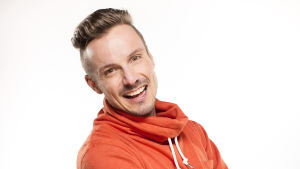 Jontti Granbacka. Programledare för BUU-klubben Jonathan "Jontti" Granbacka poserar i en fotostudio.